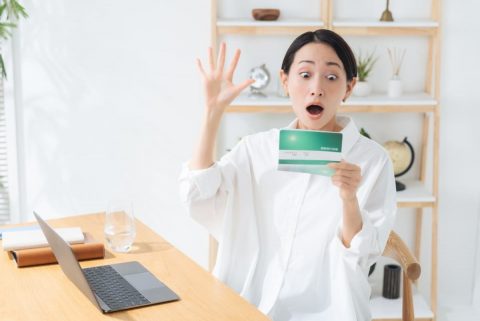 1年ぶりに記帳したら、身に覚えのない「5万円」が振り込まれていてビックリ！ 母は「間違いなら銀行から連絡が来るはず」と言いますが、このまま使うと問題になるでしょうか…？