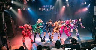 ゆるめるモ！［歌舞伎町 UP GATE↑↑2025ライブレポート］6者6様のカオスが火を噴いた、声と身体でぶつかる狂騒の空間