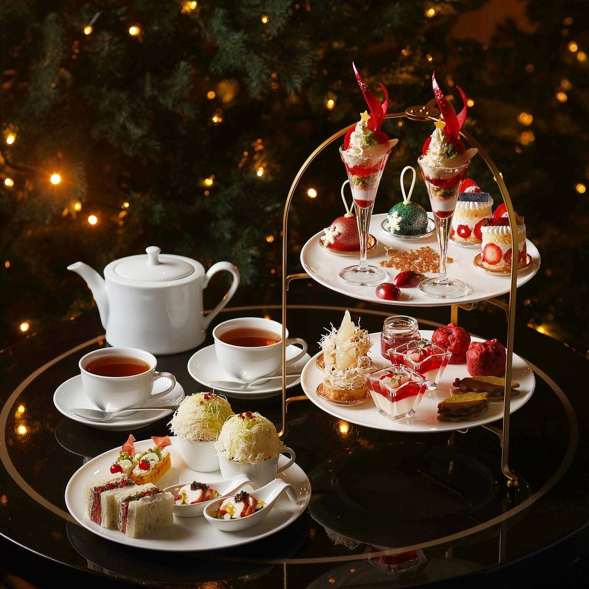 東京マリオットホテルのクリスマスアフタヌーンティー。パフェをはじめ目にも美しいスイーツと贅沢食材のセイボリーが競演