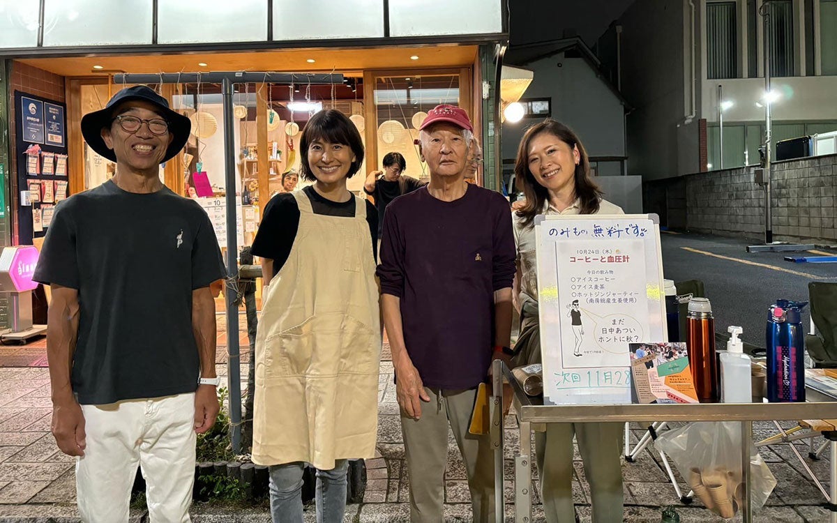 父の看取りと二拠点生活の経験で”カジュアルな福祉”が必要と気づいた。馬場未織さん、商店街で無料コーヒーと血圧測定、介護トークの飲み会など新たな支え合い