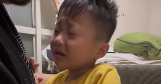「赤ちゃんいらないって言ったじゃん」大泣きしたお兄ちゃんと向き合う両親が最高すぎる【号泣必至】