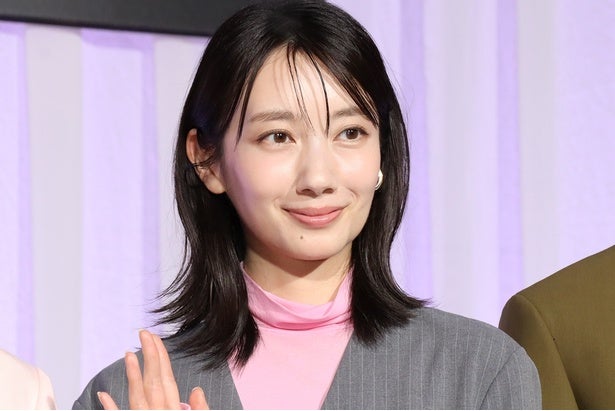 波瑠“ルナ”の“着物コレクション第3弾”最終回での白い着物姿に「本当に美しい」「品があってほれぼれ」の声＜月夜行路＞
