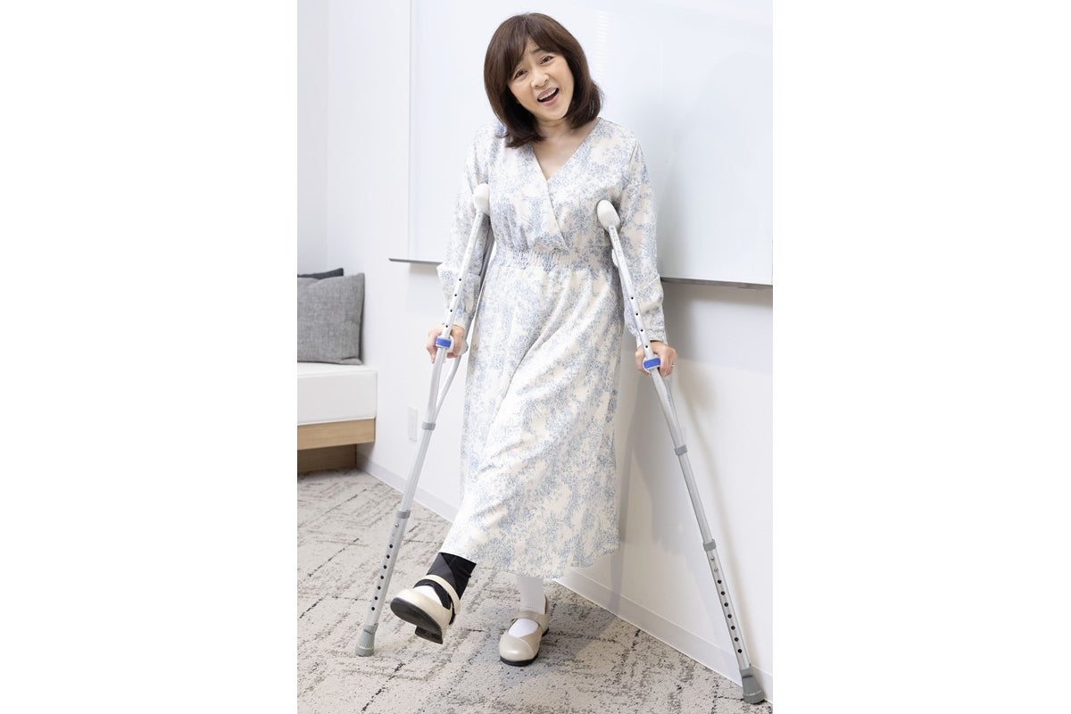 「足がぶらんぶらんに」松本明子が語る還暦直前の大骨折…ボルト12本の壮絶手術に夫の“全裸介助”も