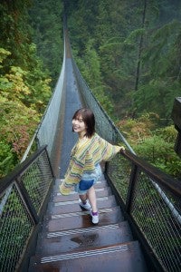 日向坂46・松田好花、高さ70mの揺れる吊り橋もへっちゃら！余裕の笑顔で渡り切る
