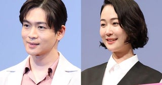 黒木華“茉莉”＆松下洸平“流星”の幼なじみコンビ、同じ座り方で談笑するオフショットに「恋しい」の声＜銀河の一票＞