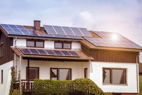 自宅の太陽光発電で「年間15万円」の売電収入があります。電気代の補填だと思っていましたが、税金の対象になることはありますか？