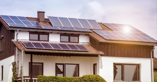 自宅の太陽光発電で「年間15万円」の売電収入があります。電気代の補填だと思っていましたが、税金の対象になることはありますか？