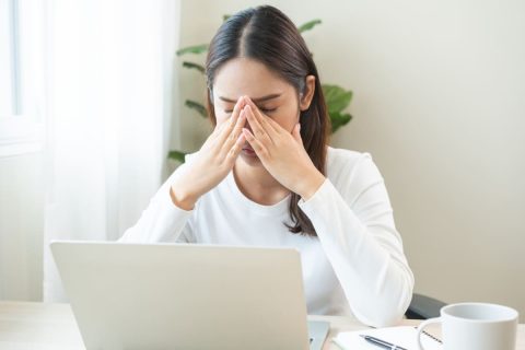 会社で「完全リモートにするから」と、月給「2万円減」の通達が！ 地味に家計が厳しいのですが、“出社が廃止される”なら仕方ないのでしょうか？ 給与を減らす合理性とは