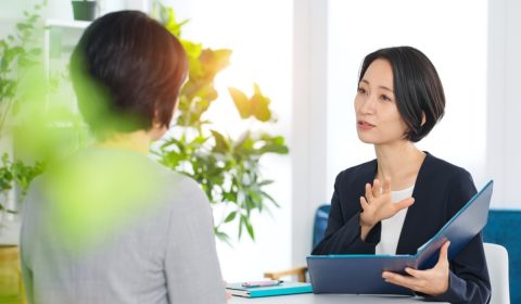 子どもが「税理士」と「社労士」のどちらを目指すか迷っています。どちらも難関資格のイメージがありますが、年収が高いのはどちらなのでしょうか？ 仕事内容や資格取得までの期間についても解説