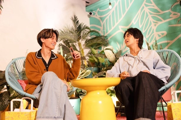 高橋海人「どこだ？」、まちあわせ場所でどこか寂しそうにひとり佇む永瀬廉を探して走る＜King ＆ Princeがまちあわせ in LA＞ 