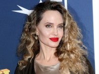 新恋人噂のアンジェリーナ・ジョリー、珍しいカーリーヘアでレッドカーペットに