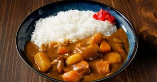4人家族でカレーを「手作り」するのと1人前「150円」の「レトルトカレー」では、どちらが安上がりでしょうか？