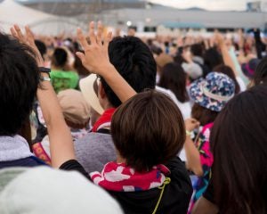 夏フェスで「胸を揉まれた」20代女性が体験した卑劣な痴漢被害。助けてくれたのは“意外な人物”だった