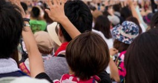 夏フェスで「胸を揉まれた」20代女性が体験した卑劣な痴漢被害。助けてくれたのは“意外な人物”だった