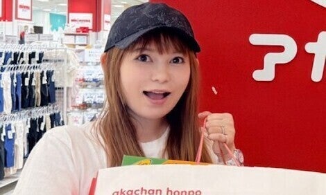 中川翔子さん「ママじゃないと思ったらしい」双子の「人見知り」と「後追い」が加速で“ダブル抱っこ”よじのぼり