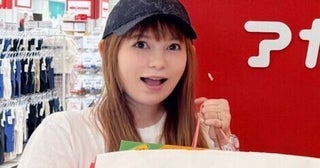中川翔子さん「ママじゃないと思ったらしい」双子の「人見知り」と「後追い」が加速で“ダブル抱っこ”よじのぼり
