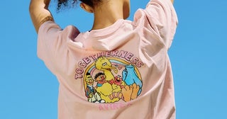 セサミストリートと「AVIREX」がコラボ！大人の女性のためのTシャツ、トート、小物が登場