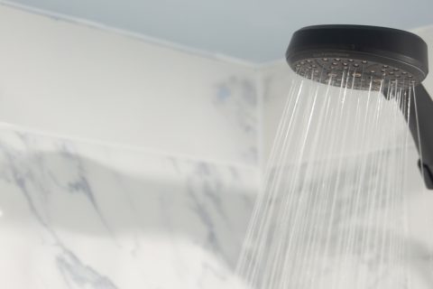一人暮らしで毎日湯船に浸かっていたら、水道光熱費が「2万円以上」に！ シャワーだけにした場合、料金はどのくらい変わるのでしょうか？
