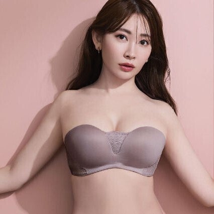 Her lip to Bra Camisole '22