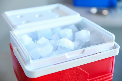 夏場のスーパーで無料の氷をクーラーボックスに大量に詰めていたら、店員に「常識の範囲内でお願いします」と止められました。これって窃盗罪になるのでしょうか？