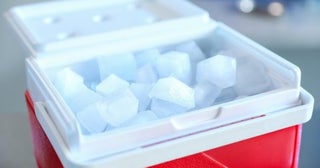 夏場のスーパーで無料の氷をクーラーボックスに大量に詰めていたら、店員に「常識の範囲内でお願いします」と止められました。これって窃盗罪になるのでしょうか？