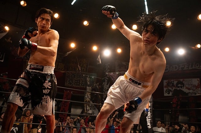 逆襲のヒーロー・鈴鹿央士が伊勢谷友介に拳一つで立ち向かう「喧嘩独学」緊迫のボクシングシーン公開