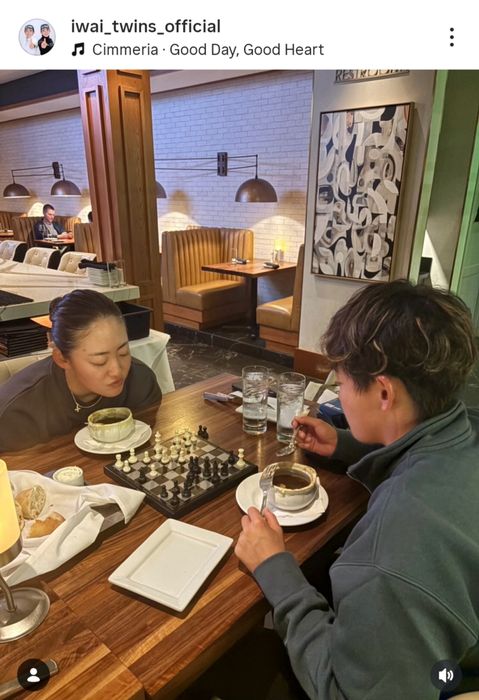岩井明愛&千怜がチェスで勝負！ 真剣な眼差しで盤面を見つめる2人、勝負の行方は？