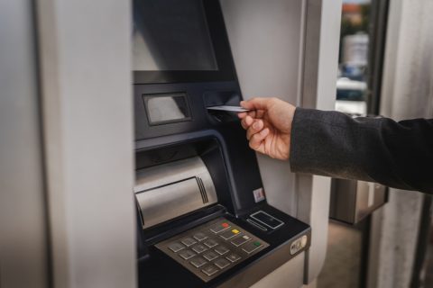 同居する兄が、認知症の母のキャッシュカードを管理しています。「生活費に使っている」と言いますが、通帳を見せてくれません…。家族でも自由に引き出してよいのでしょうか？
