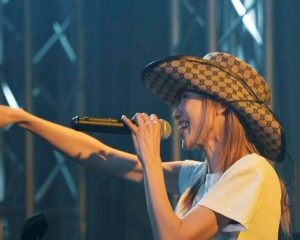「20世紀最後の大型新人」と称された“平成の歌姫”が10年越しに再始動。活動再開を決めた背景には、匿名掲示板の“とある書き込み”の存在が