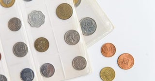 子どもが生まれた年の「記念日貨幣セット」を購入したという友人。造幣局で買えるらしいけど、これってレアなの？ 特長もあわせて解説
