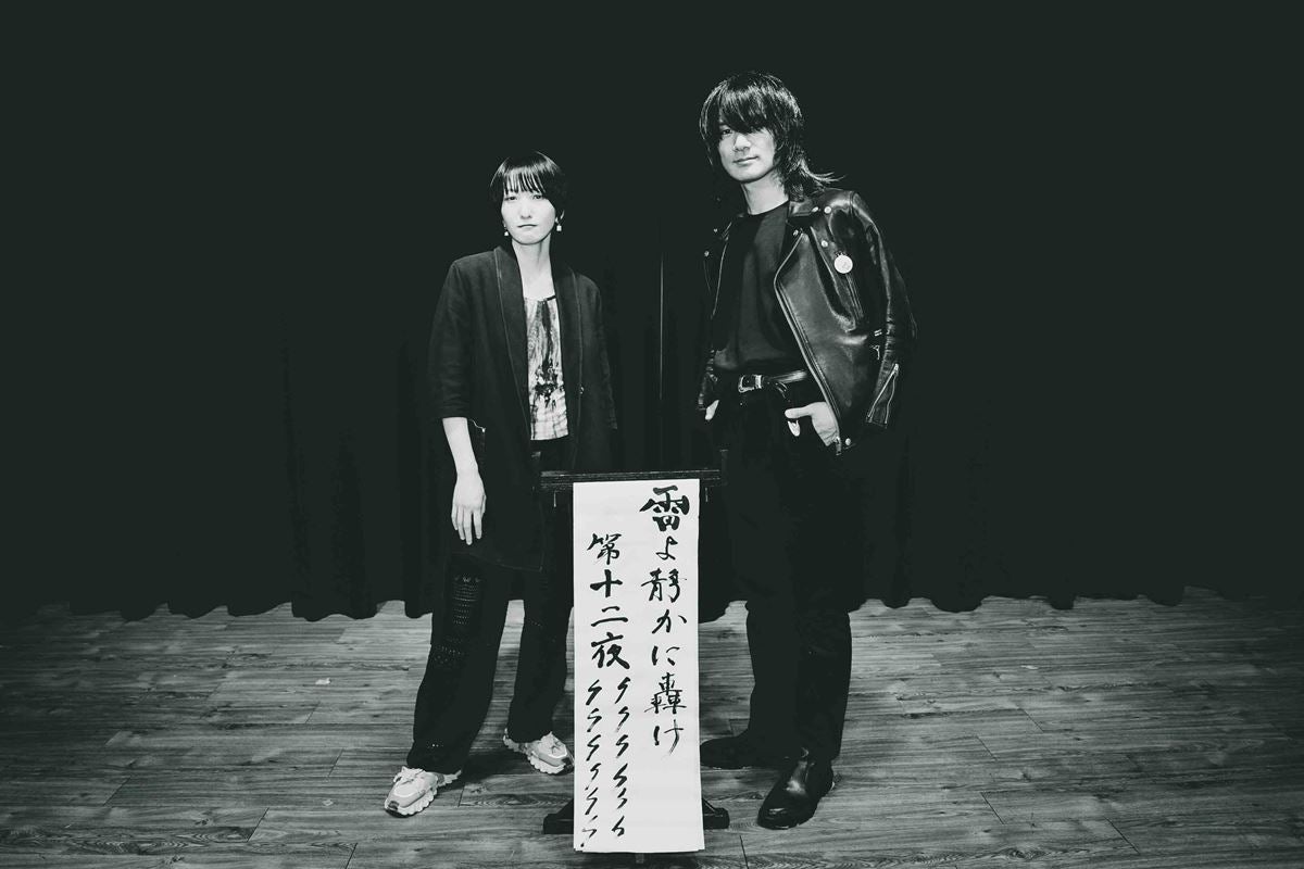 フラッド佐々木亮介による弾き語りツーマンに日食なつこ参戦 「日食さんのいる時代に生きててよかったね」歌魂が激突した浅草の夜をレポート