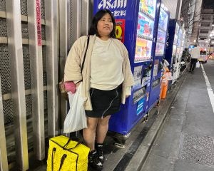 歌舞伎町の路上で暮らす27歳女性。YouTubeで有名になったが、稼ぎは「全部溶けちゃう」――大反響ニュース傑作選