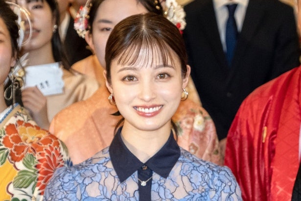 橋本環奈、港区「二十歳の集い」にサプライズ登場「自分の言葉が未来を形づくっていく」と新成人にメッセージ贈る