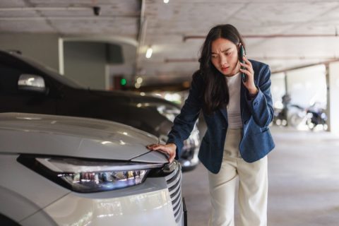 スーパーの駐車場に止めていた車に傷が付いていてショック…！ 修理代は「10万円」と言われたのですが、相手が見つかったら請求することはできるのでしょうか？