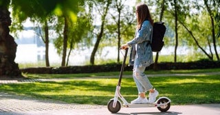 娘は「自動車免許」がありませんが、車道を「電動キックボード」で走っているそうです。事故も心配ですが、無免許で“罰金”など発生しないのでしょうか…？