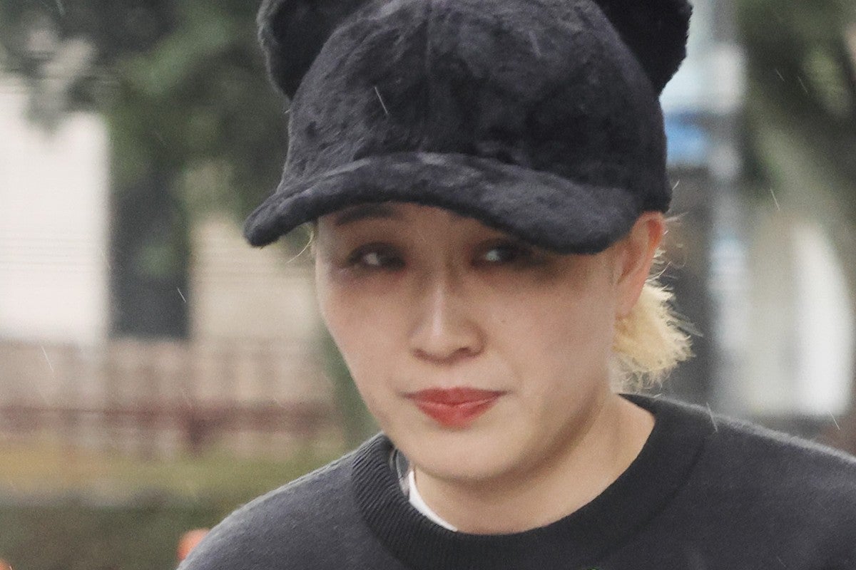 《本日誕生日》丸山桂里奈7℃の極寒＆小雨が降るなか…仕事と育児の合間に大切そうに持っていた「意外なもの」