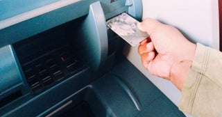 年金受給中の父が死亡。口座凍結前に「最後の年金20万円」を急いで引き出したら、後日「不正受給だ！」と役所から連絡が！ 知らないと“犯罪扱い”される、未支給年金の正しい受け取り方とは