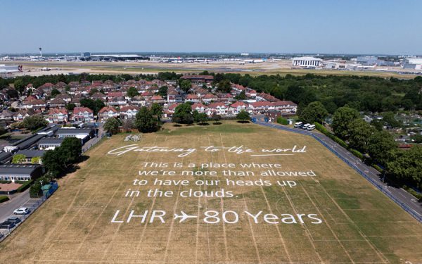 ロンドン・ヒースロー空港、開港80周年で初代「詩人アンバサダー」を任命空から読める詩を近隣の校庭に描く