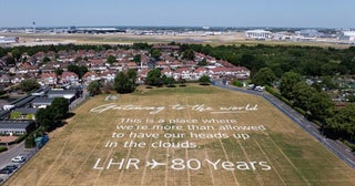 ロンドン・ヒースロー空港、開港80周年で初代「詩人アンバサダー」を任命空から読める詩を近隣の校庭に描く