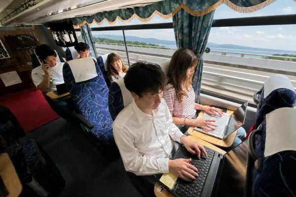 琴平バス、関西〜琴平直行バスに「KOTOLINK biz」車内での通話・ウェブ会議を公認