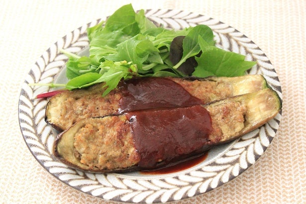 器にも肉だねにもなすたっぷり！ボート型で見た目も楽しいジューシーな「なすハンバーグ」！