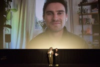 『オブセッション 災愛』主演マイケル・ジョンストン「こんなに笑える作品になるとは」舞台あいさつにリモート登壇