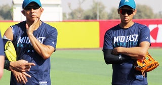 川﨑宗則と田内真翔の二遊間コンビがドバイで過ごす濃密な１カ月野球不毛の地で咲いた新たな師弟関係