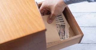 祖父に「スズキのジムニーがほしい」と行ったら、タンス預金から「300万円」を渡してくれた！ 親に内緒で受け取って大丈夫ですか？ 大学生なので、親に“贈与税”がかかるでしょうか？