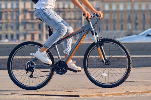 自転車で“歩道”走行中、突然「違反だぞ！」と怒鳴られ仰天…徐行ならセーフじゃないんですか？ 青切符導入で“ルール=正義”と盲信する人も多数…「正論のつもり」でも見落としやすい交通ルールとは