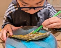 意外と知られていない「焼き魚のきれいな食べ方」。小3息子も褒められた簡単4ステップ