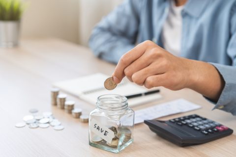 31歳の会社員です。友人に「毎月2万円積立貯金をしている」と話したところ、「それだけ余裕あるなら、投資もしたほうがいい」と言われました。毎月の手取りは「19万円」ほどで、むしろカツカツだと感じています。こんな収入でも、資産運用を始めるべきなのでしょうか？