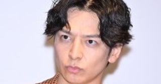 生田斗真、自転車に乗るクセ強オフショに反響「髪型どうした」「チャリ乗ってる〜」