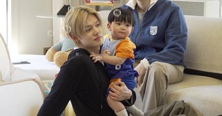 TXT、赤ちゃんと海辺で砂遊び＆ホームパーティーの準備「癒やし効果がすごい」「砂遊び楽しそう」の声＜TXTの育児日記＞