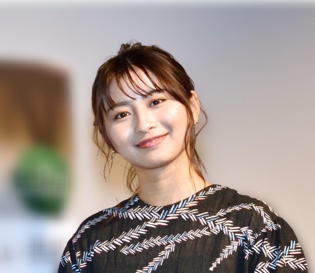 “オフショル”の美肩×デコルテが輝く…ロン・モンロウ、“大人フェミニン”なワンピに「美しい」「爽やか」